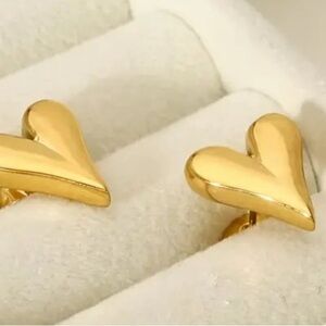 Gold heart stud earring new with gift box 🎁
